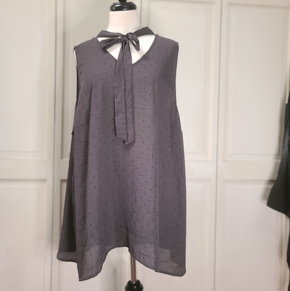 Grey and black sleeveless blouse. Flowy classic beauty top from Torrid size 3.